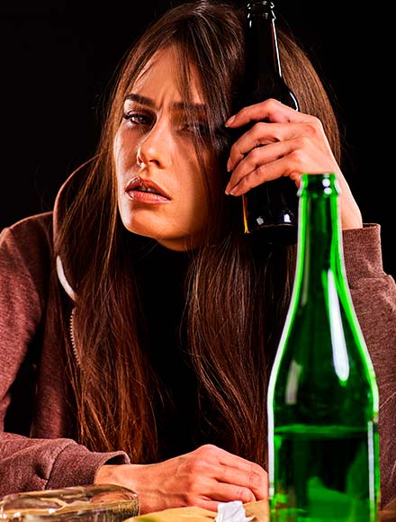 девушка держит бутылку пива возле головы